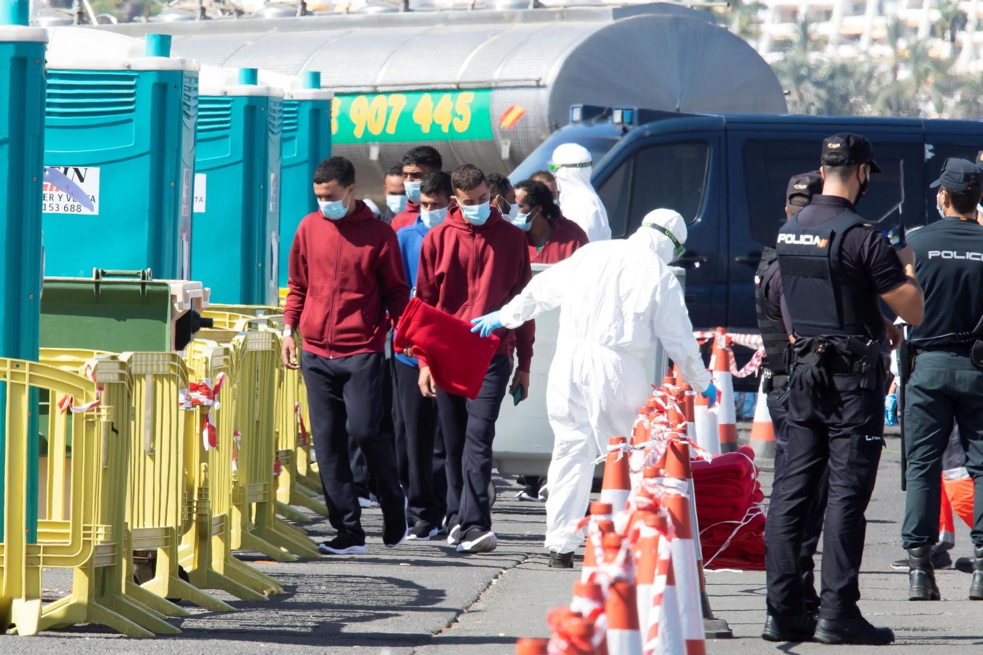 Salvamento Marítimo ha rescatado este jueves a 17 inmigrantes de origen magrebí localizados a bordo de una patera unos 18 kilómetros al sur de Maspalomas (Gran Canaria), que han sido trasladados al puerto de Arguineguín. EFE/Quique Curbelo