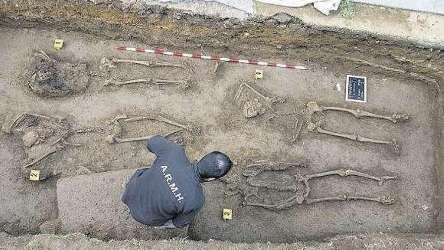 Fosa exhumada en octubre de 2016 en Val do Dubra. // FdV