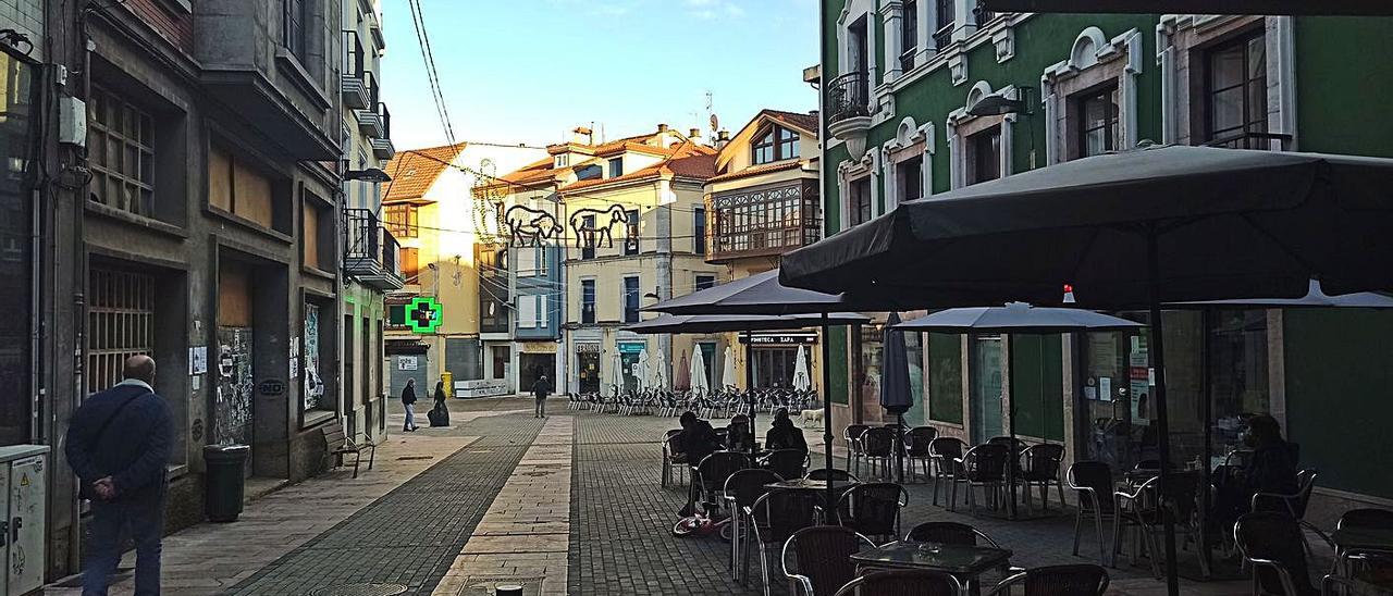 Ambiente en la entrada a la plaza General Ponte, con apenas gente en la calle, ayer, en Grado. | Sara Arias