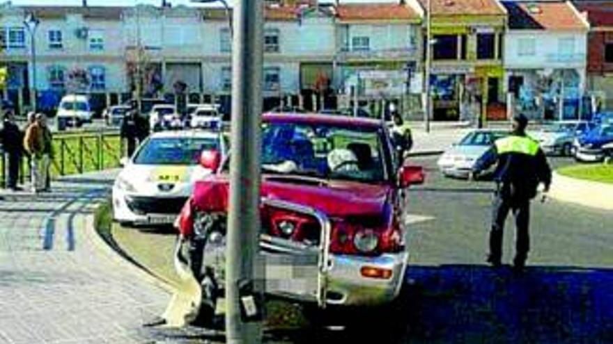 Un vehículo choca contra la farola de una rotonda