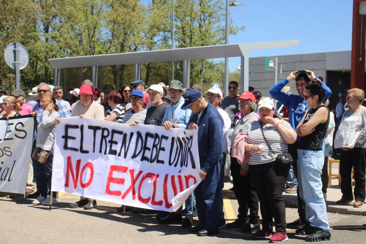 Protesta en la estación AV de Otero de Sanabria