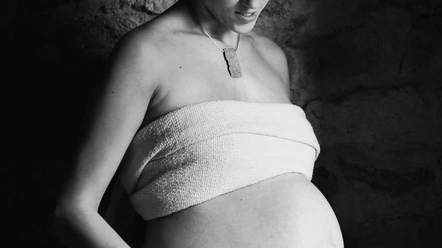 López posa durante el embarazo de su tercera hija.