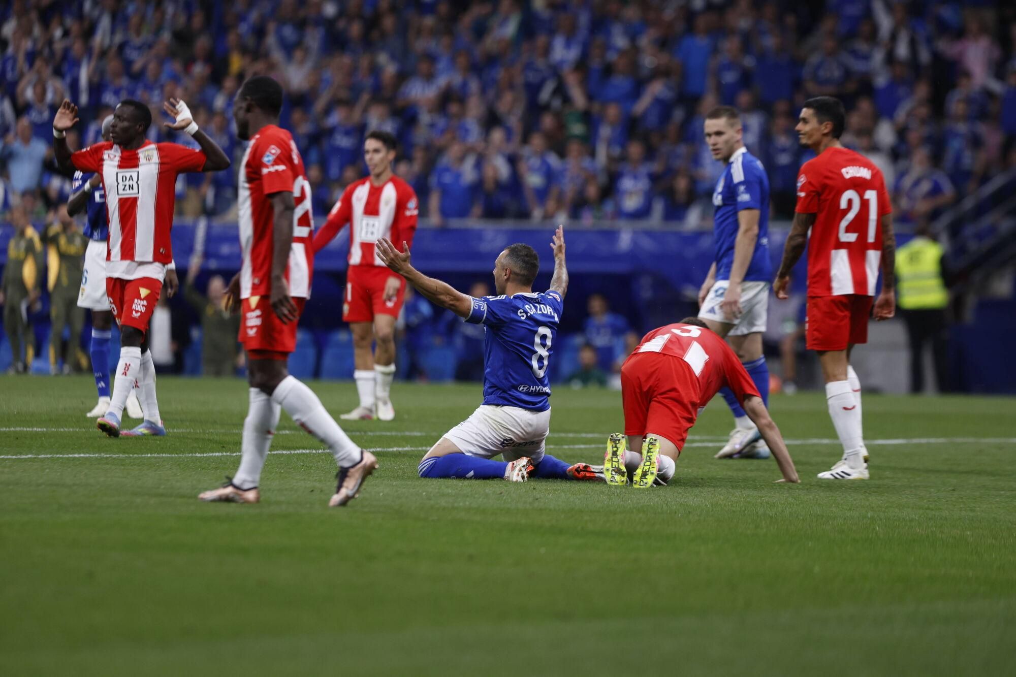 EN IMÁGENES: Ambientazo en la vuelta del play off entre Oviedo y Almería en el Carlos Tartiere