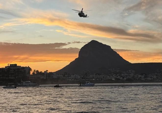 Las imágenes del espectacular simulacro en Xàbia: crepúsculo, el Montgó de fondo y la gran preparación de los rescatadores