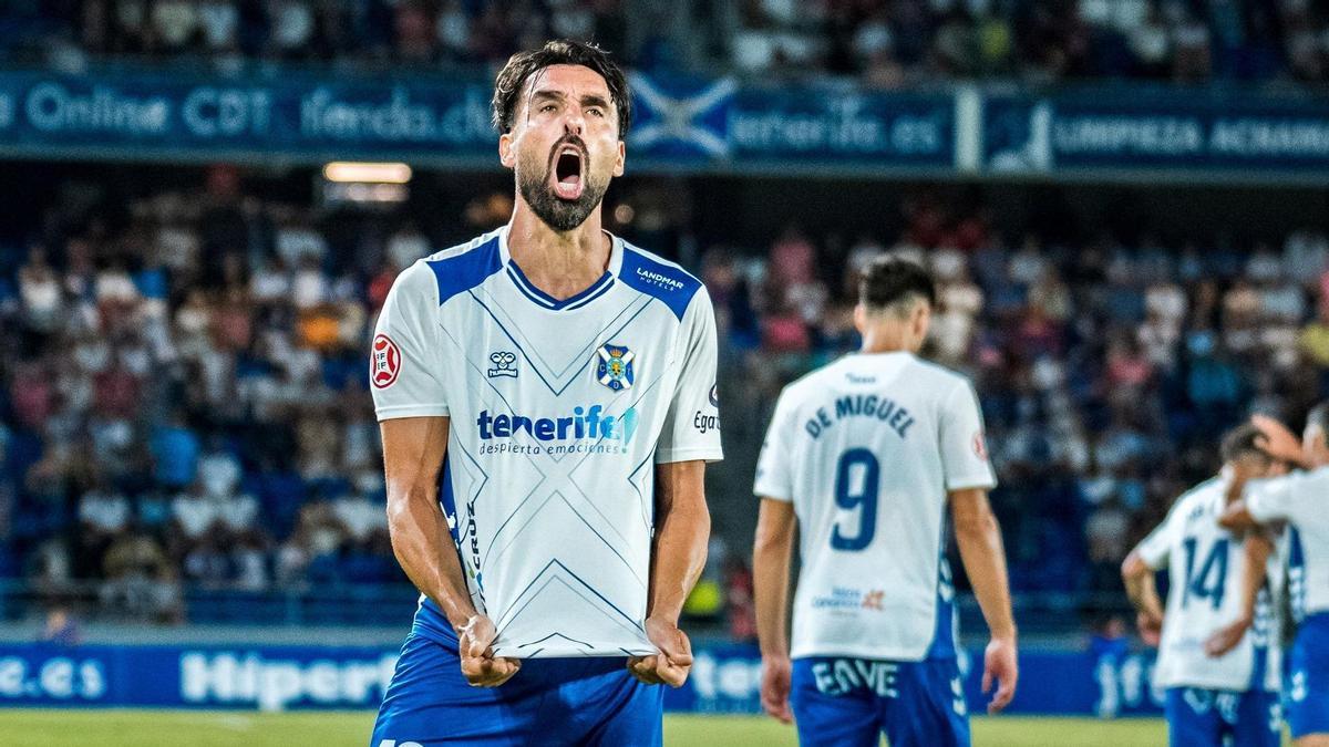 Enric Gallego celebra un gol con el Tenerife esta temporada.