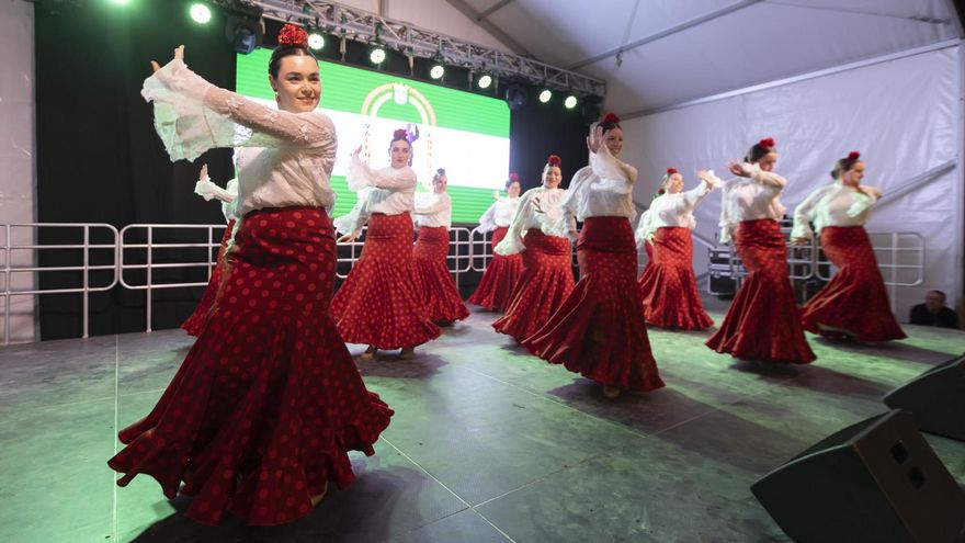 La Feria de Abril de Gandia arranca con el tradicional &quot;Alumbrao&quot;