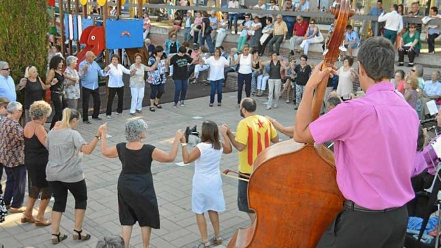 Instant de l&#039;audició de sardanes amb els Montgrins, ahir al vespre