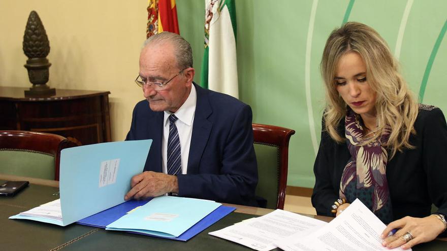 De la Torre y Alba firman el acuerdo.