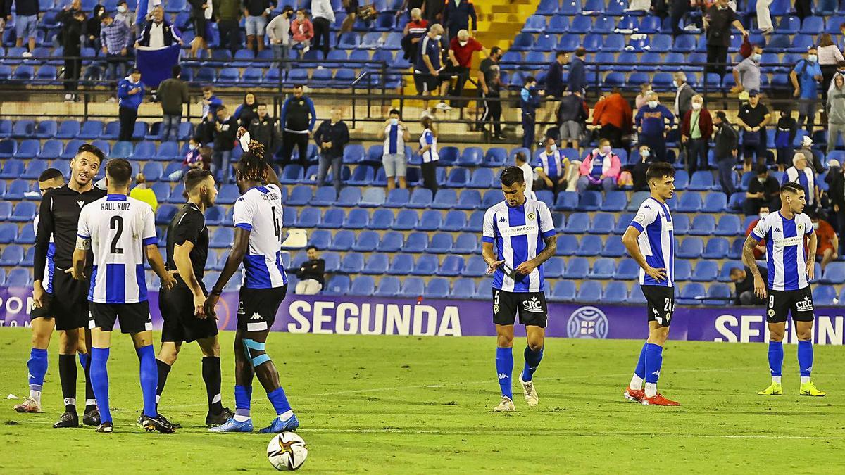 Caras largas, brazos en jarras, cabizbajos... los jugadores del Hércules reaccionan al pitido final del colegiado andaluz. | HÉCTOR FUENTES