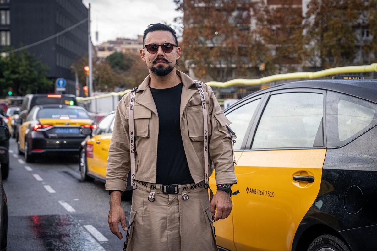 Barcelona 16/12/2025 Barcelona. Implícame sobre el conflicto del taxi en la estación de Sants. Qué piensa la gente: si utiliza más el taxi que Uber, qué opina de que los VTC puedan desaparecer… PERSONA: Barbero, Javier Moreno. AUTOR: MANU MITRU