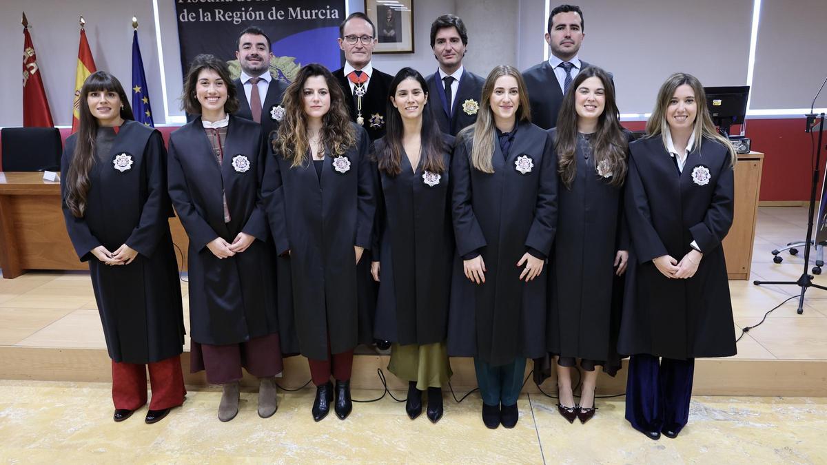 Foto de familia de los nuevos fiscales junto al fiscal superior, Díaz Manzanera.