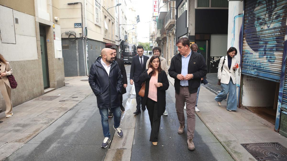 La alcaldesa Inés Rey recorre la calle Orzán con José Ramón Gómez Besteiro y José Manuel Lage, en noviembre de 2024
