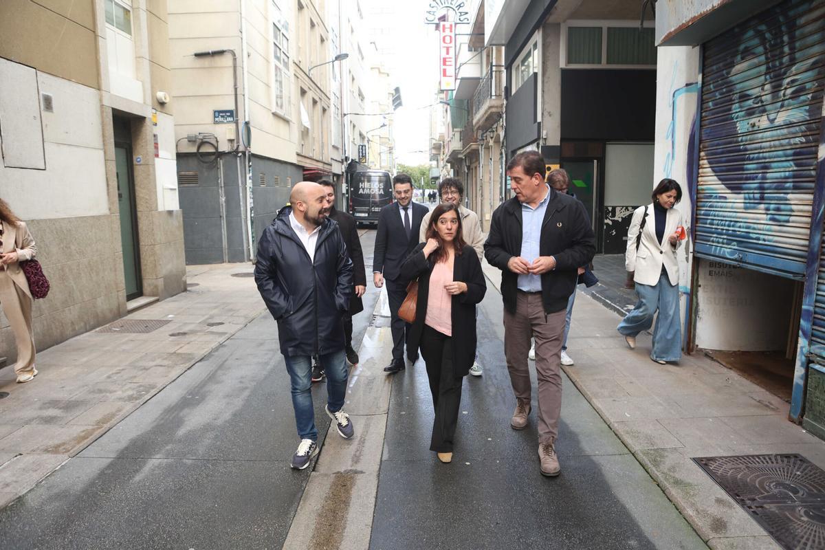 La alcaldesa Inés Rey recorre la calle Orzán con José Ramón Gómez Besteiro y José Manuel Lage, en noviembre de 2024