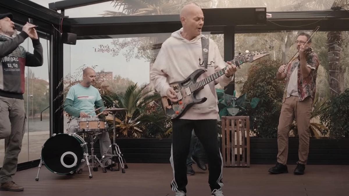 Celtas Cortos, en el vídeo de 'Mañana sale el sol'.