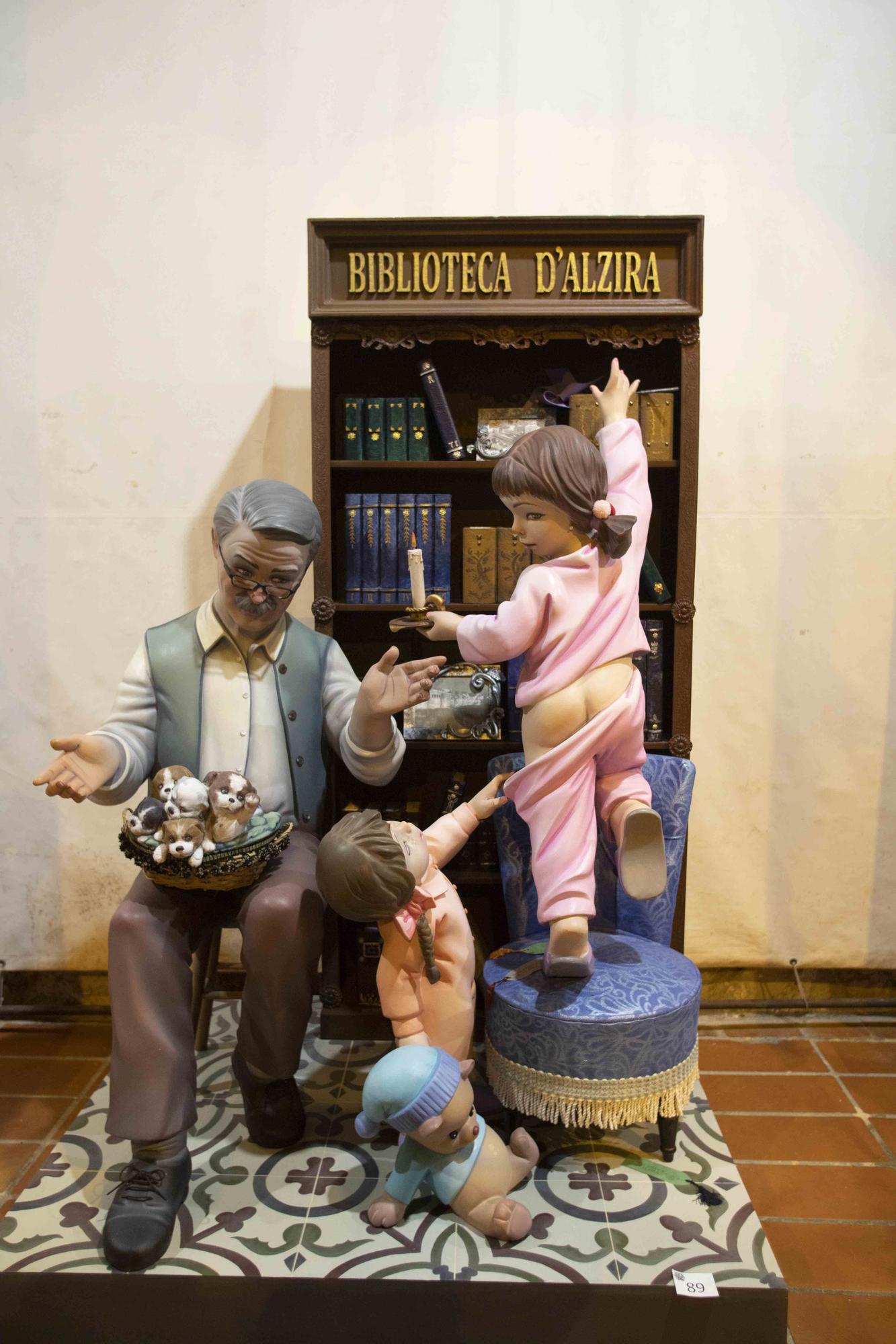 Inauguración de la exposición del "ninot" celebrada en la cada de la cultura de Alzira.