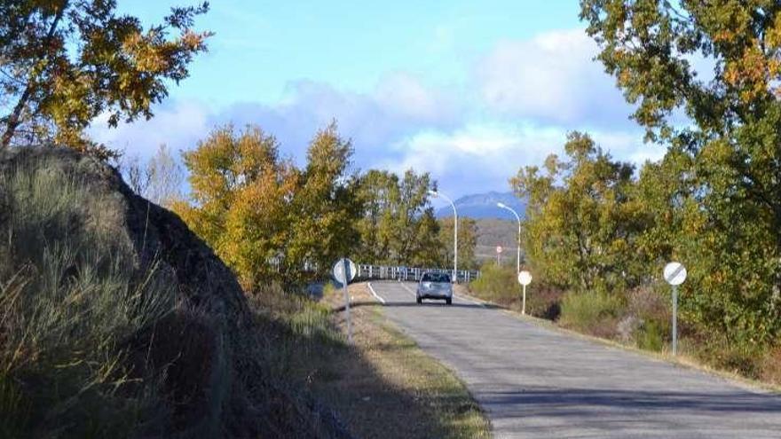 Carretera que enlaza Sandín con la N-525.