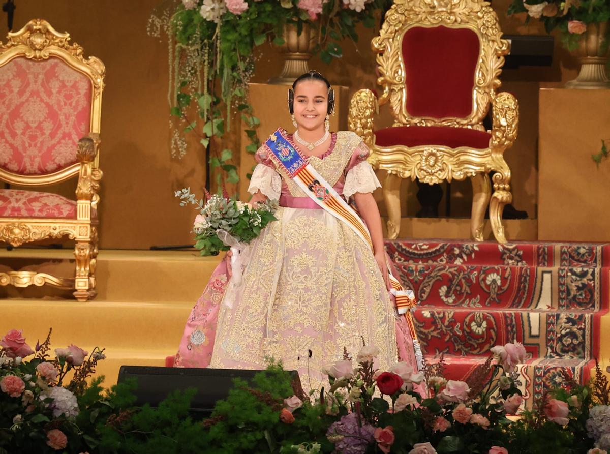 Imposición de bandas a Marta Mercader y la corte de honor infantil de las Fallas 2026