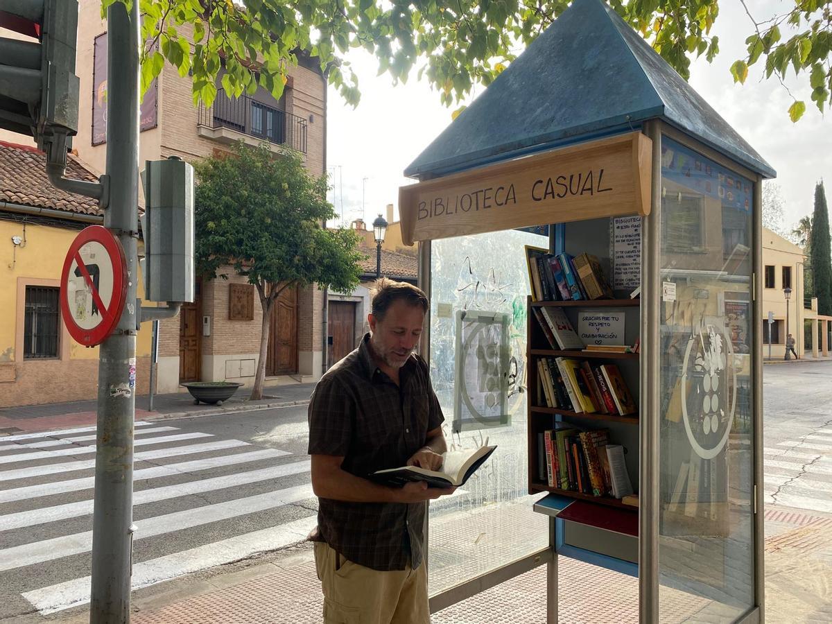 Ángel, 'yelito, junto a la biblioteca 'casual' que ha montado frente al emblemático Bar Central de Godella.