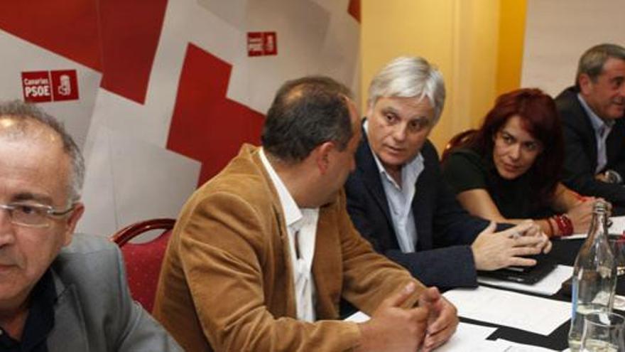 José Miguel Pérez, en el centro de la imagen, ayer en la Comisión Ejecutiva Regional del PSOE. i ACFI PRESS