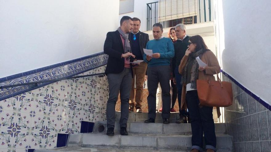 El presidente de la Diputación, Elías Bendodo, en Algarrobo.