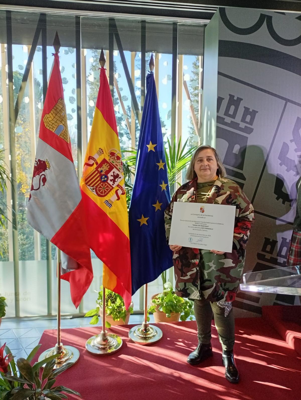 La directora del CEIP Fermoselle, con el premio al colegio.