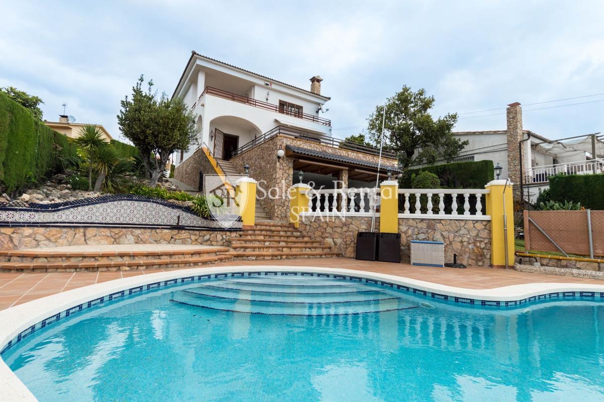 Casa con piscina en venta en Barcelona.