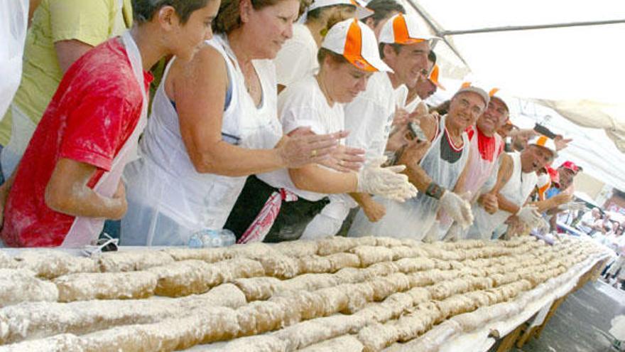 Varios de los ciudadanos de Puerto de la Cruz que ayer colaboraron en la elaboración de la mayor pella de gofio. | juan verde