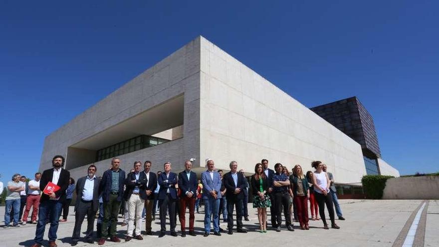 La presidenta de las Cortes y los portavoces de los grupos parlamentarios guardan un minuto de silencio contra el atentado de Mánchester.