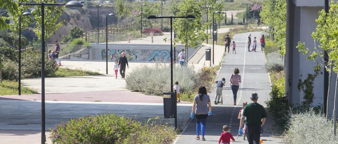 Niños y padres en las calles de Alicante tras levantarse el confinamiento para los más pequeños