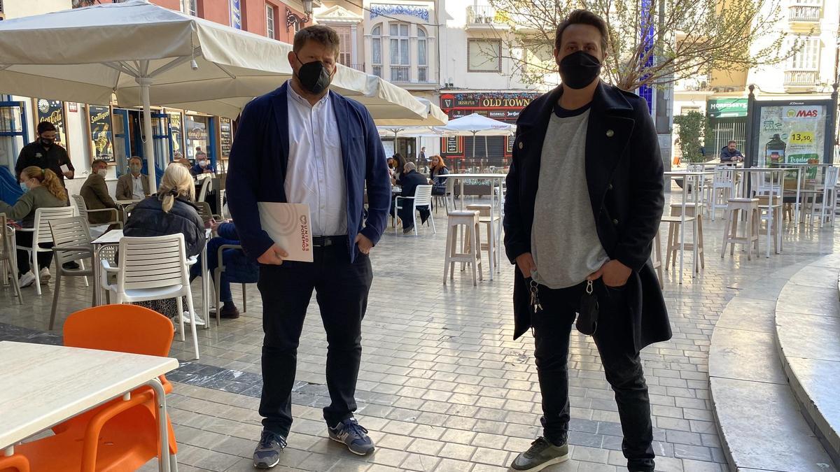 Sguiglia, a la izquierda, ha dado hoy la rueda de prensa acompañado por el dueño de un restaurante.