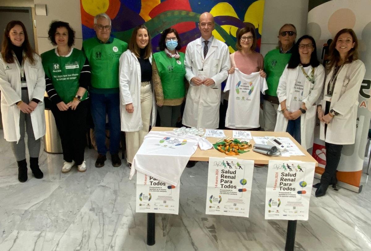 Responsables del Reina Sofía y miembros de la unidad de Nefrología, junto a voluntarios de Alcer, en el Día Mundial del Riñón.