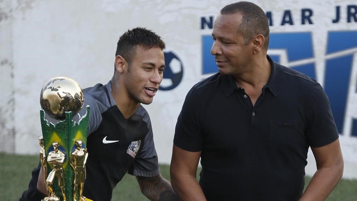 Neymar y su padre, durante un torneo benéfico en Brasil, en julio pasado.