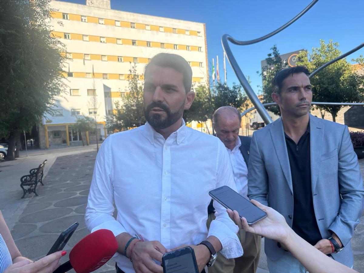 Álvaro Sánchez Cotrina, secretario general del PSOE de Extremadura, antes del acto conmemorativo del 50 aniversario de la reconstitución del PSOE en Badajoz.