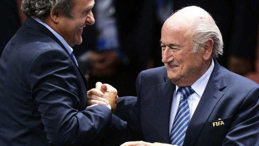 Platini felicita a Blatter por su reelección al frente de la FIFA, el pasado mes de mayo. // Walter Bieri