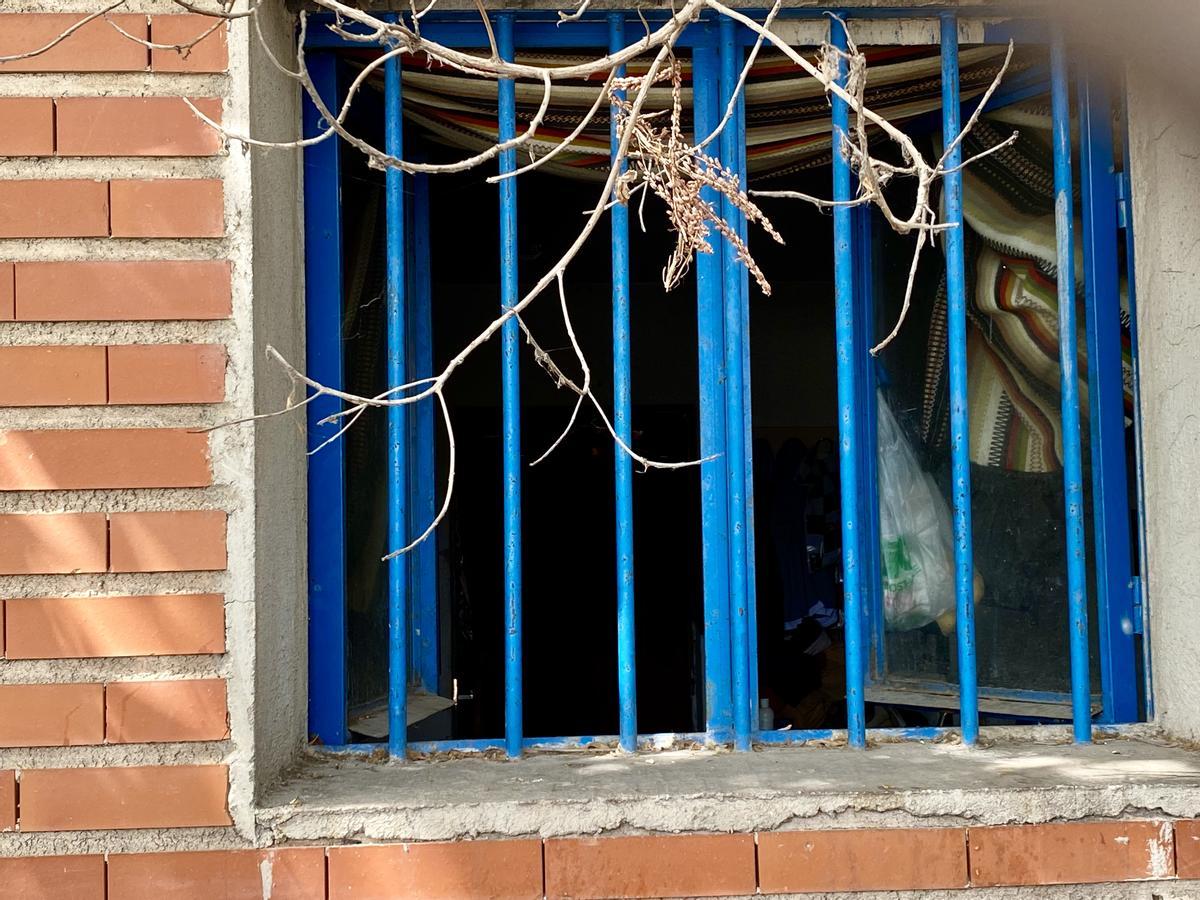 Una ventana con una bolsa y enseres.
