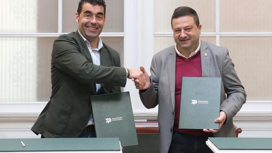 López y Campos, tras la firma. |  FdV