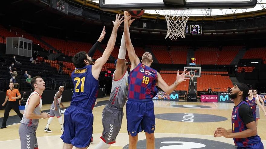 Jugada del Barça contra el San Pablo Burgos en la semifinal disputada aquest diumenge 28 de juny