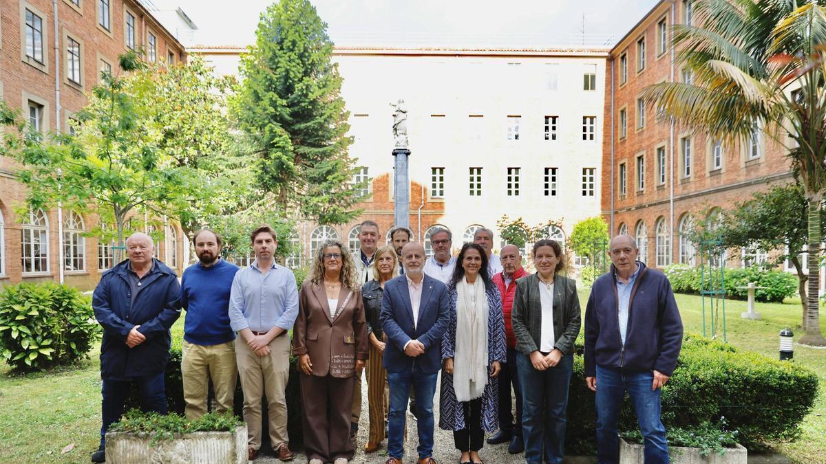 Por la izquierda, Jesús Acebal, José María Aguirre, Javier Fernández de la Vega, Susana Llaneza, José Manuel López, Amparo Scola, Óscar González, Víctor Rodríguez, Gonzalo Álvarez, Ana García, Manuel Nevares, Juan Carrasco, Paula Fernández y Jesús Jiménez, en el patio del colegio de la Inmaculada.