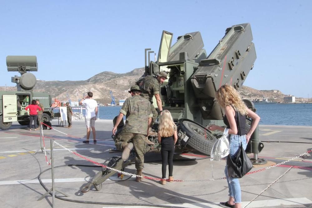 Puertas abiertas del buque Infanta Elena y exposiciones por el Día de las FF AA en Cartagena