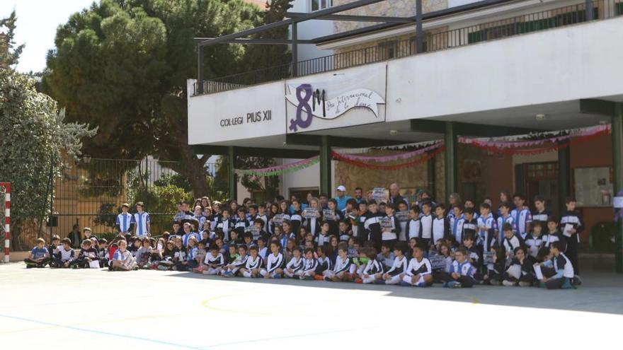 Mandiola y las jugadoras del Atlético Baleares han visitado el Colegio Pius XII de Palma.