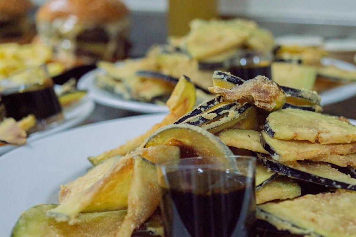 El plato de la casa por excelencia son las berenjenas fritas