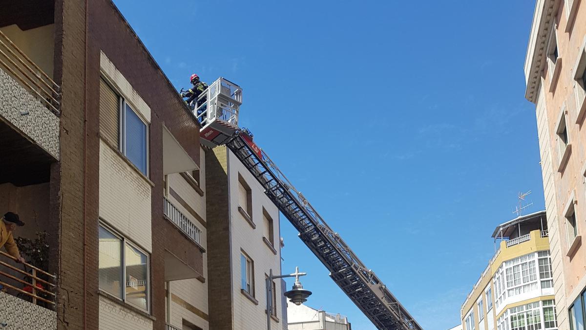 Bomberos, trabajando para asegurar la cornisa. / F.G.S.