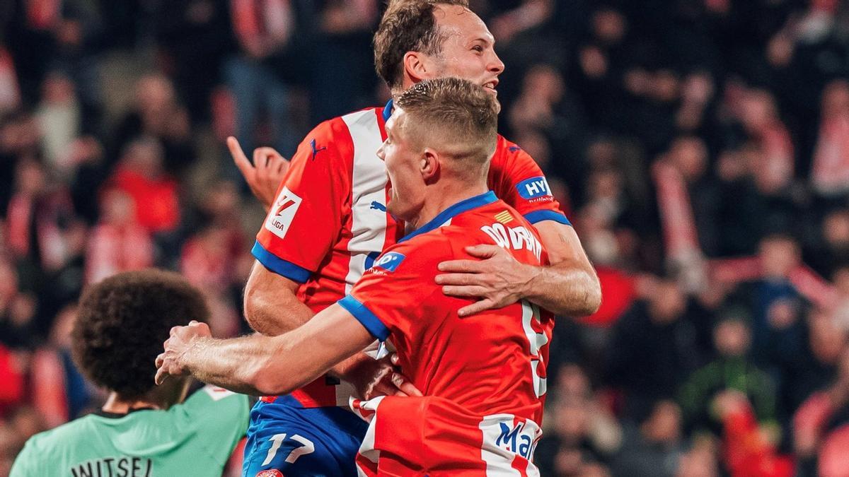 Blind y Dovbyk celebran uno de los goles del Girona ante el Atlético.