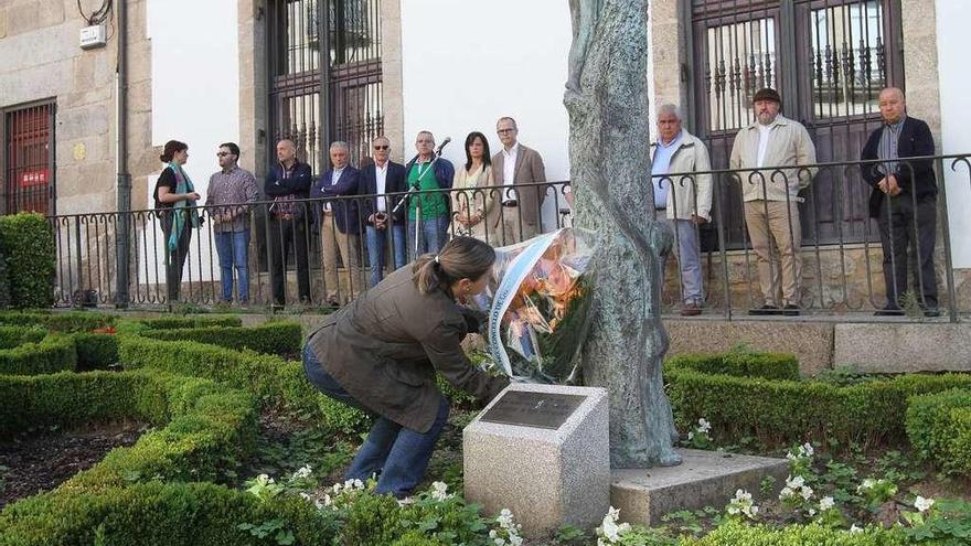 Momento de la ofrenda floral ante la escultura a Bóveda, durante el acto de homenaje. // Iñaki Osorio