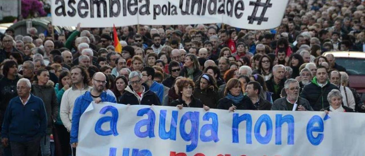 Representantes del BNG, ACE y AspUn, en la manifestación contra los precios del agua. // G.Núñez