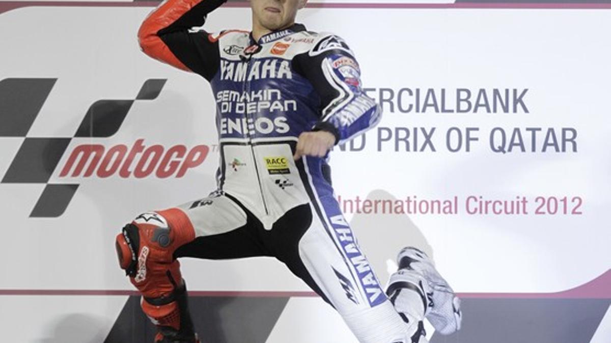 Jorge Lorenzo celebra su triunfo con una vuelta en el circuito.