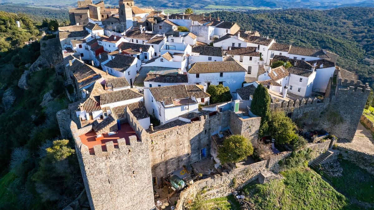 El pueblo medieval más bonito de Andalucía con casas blancas en el interior de una muralla musulmana