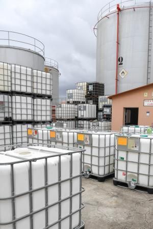 26-03-20  GRAN CANARIA. ZONA INDUSTRIAL DE SALINETAS.  TELDE. Arehucas para su produccón de bebidas espirituosas para fabricar alcohol para fines sanitarios en su fabricade ubicada en la Zona Industrial de Salinetas.  Fotos: Juan Castro.  | 26/03/2020 | Fotógrafo: Juan Carlos Castro