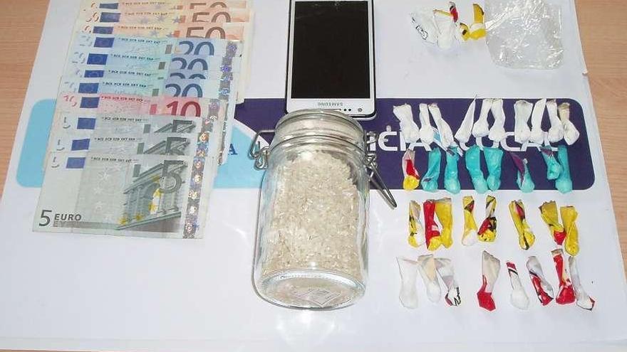 Droga y dinero en efectivo incautado por la Policía Local en esta última intervención. // Faro