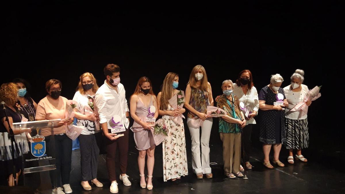 Grupo de familia de las personas premiadas en la gala de los Premios Violeta el martes en Navalmoral.